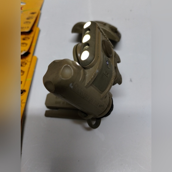 USGI Surefire helmet light gen 1 w/ molle clip and batteries Army ACH - Picture 3 of 3